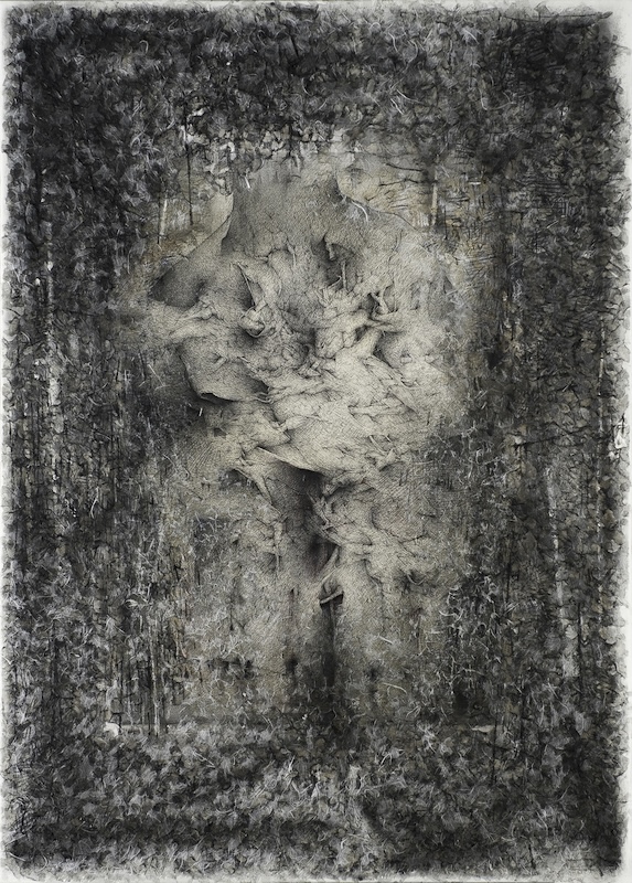 La realidad está en los detalles
La exposición en galeria ODA reúne dos décadas de obras de Catalina Chervin con curaduría de María José Herrera.
La muestra propone una mirada sobre su particular forma de aproximarse a la realidad a través de la acumulación, la transformación y la atención minuciosa a cada gesto y cada marca. Dibujos, grabados y obras tridimensionales construyen un universo en el que lo visible y lo oculto, lo corporal y lo imaginario, se encuentran y se transforman.
